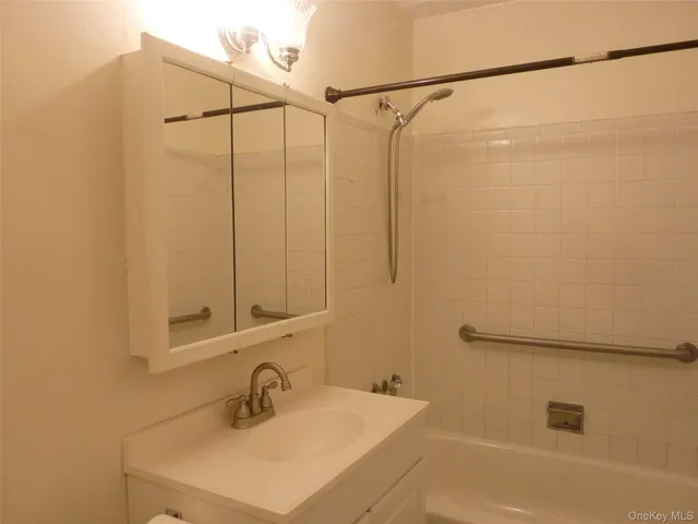 $2,100 | 35 Park Avenue, Unit 2D, Suffern, NY 10901