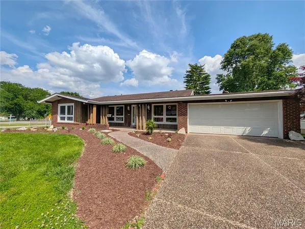 $269,900 | 7496 Sir Lords Lane, Hazelwood, MO 63042