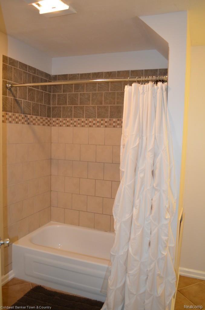 4997 Culver Road Brighton, MI 48114 - Photo 15 of 28 Ceramic Tiled Shower