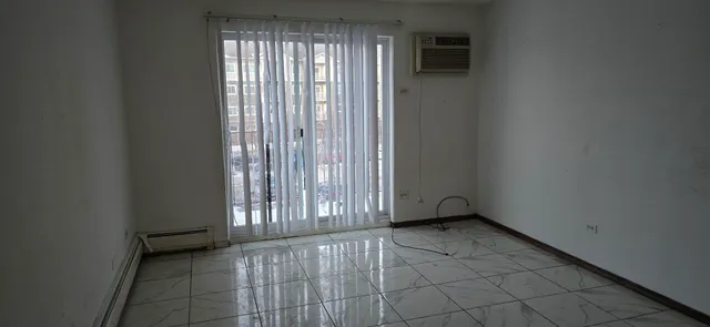 $150,000 | 212 Shorewood Drive, Unit 2B, Glendale Heights, IL 60139