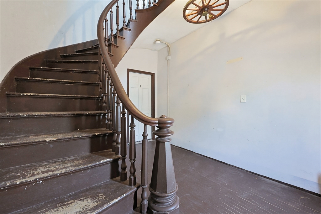230 Pleasant Street Worcester, MA 01609 - Photo 4 of 41