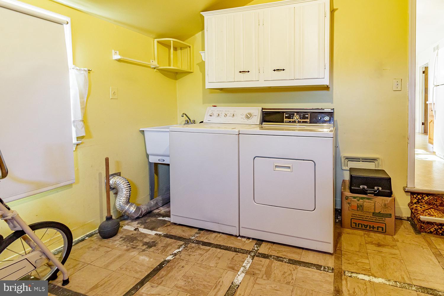 908 Hilltop Road Cinnaminson, NJ 08077 - Photo 17 of 30 Laundry Room