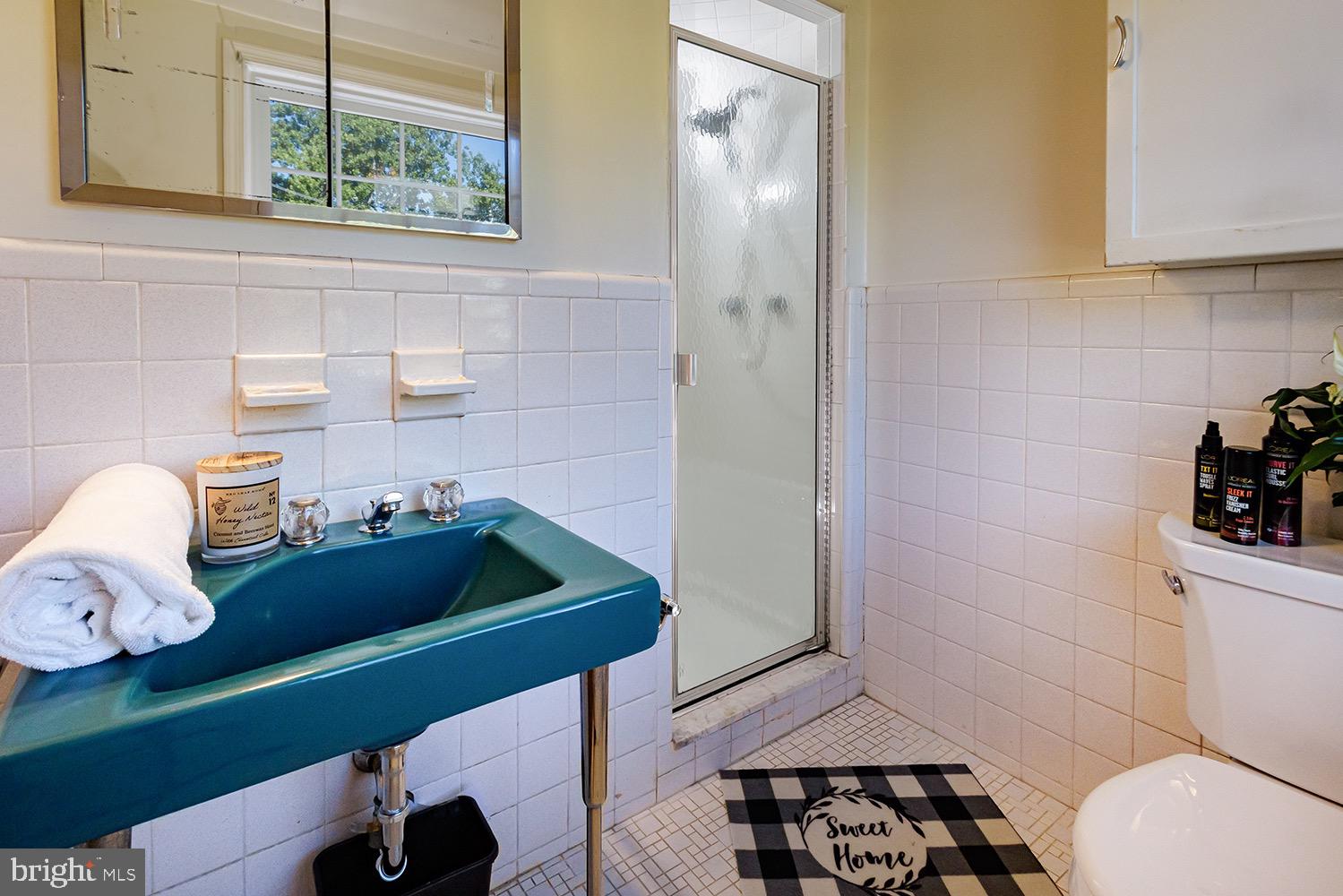 908 Hilltop Road Cinnaminson, NJ 08077 - Photo 21 of 30 Main Bathroom