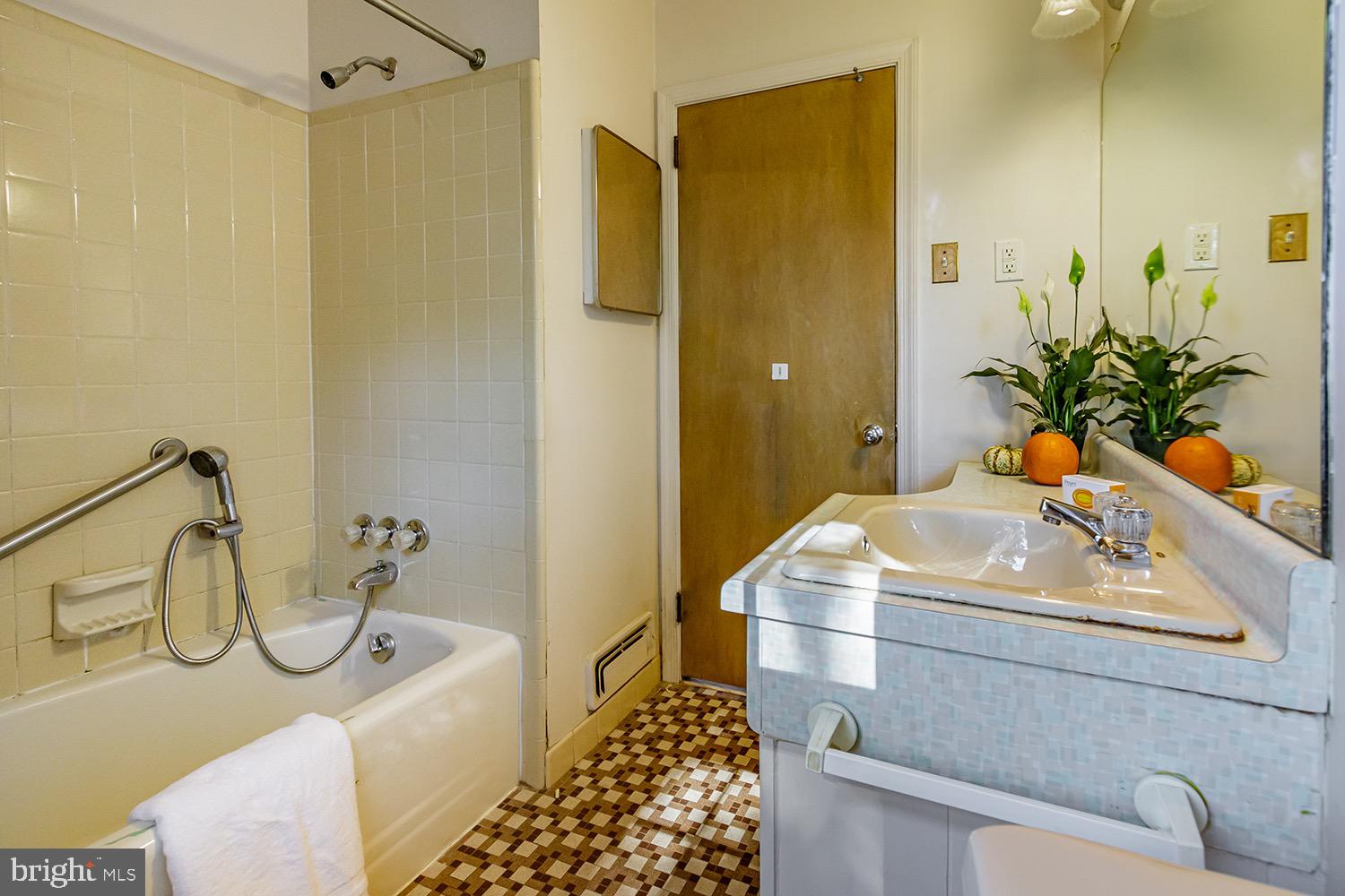 908 Hilltop Road Cinnaminson, NJ 08077 - Photo 24 of 30 Shared Bath