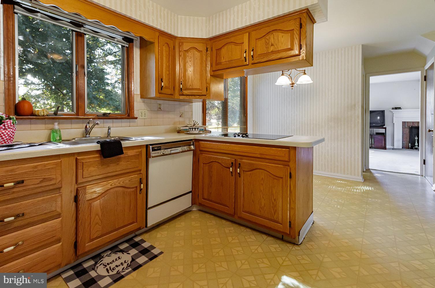 908 Hilltop Road Cinnaminson, NJ 08077 - Photo 9 of 30 Kitchen