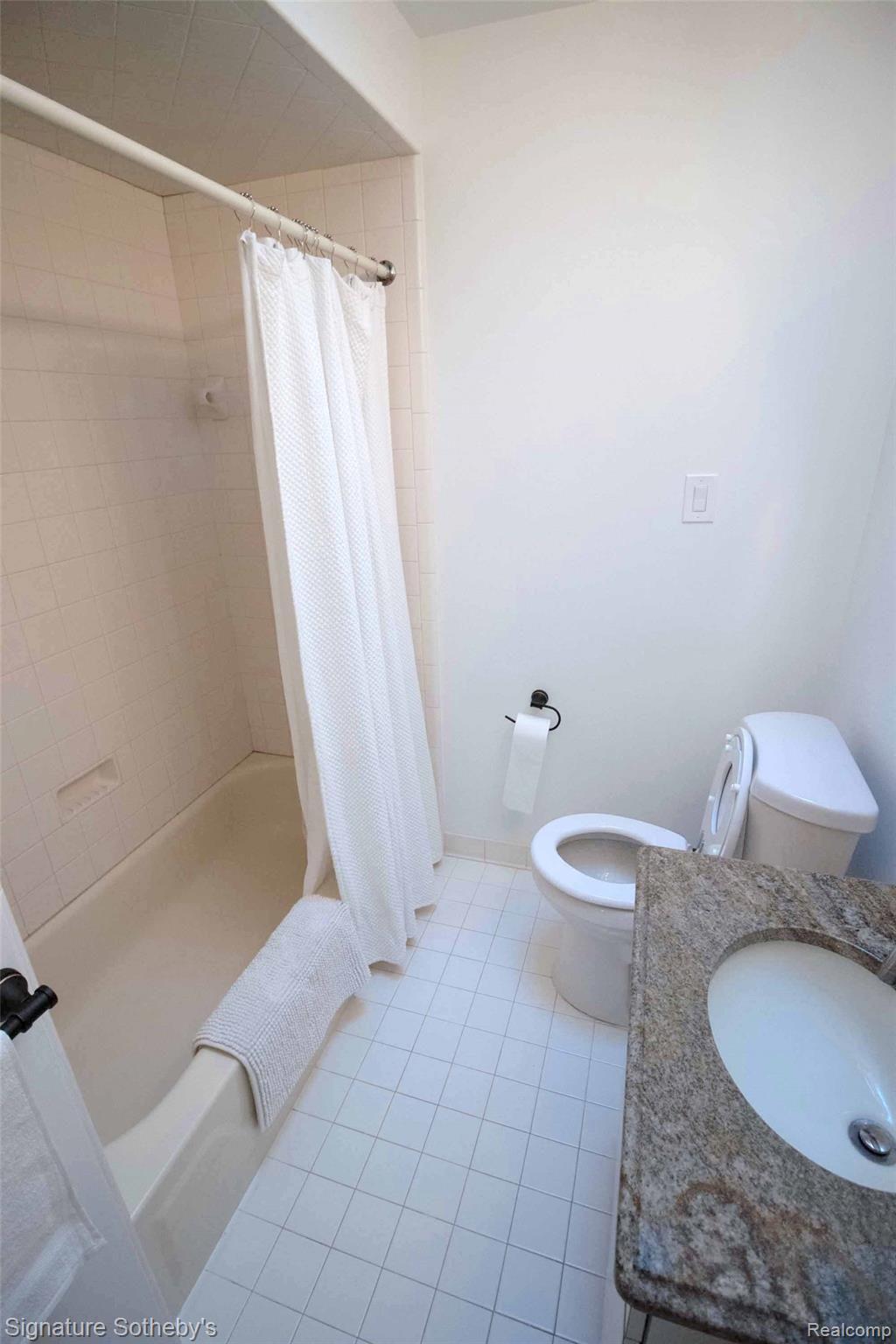 322 Kerby Road Grosse Pointe, MI 48236 - Photo 36 of 50 Bathroom 5.jpg