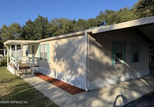 a view of back yard of the house