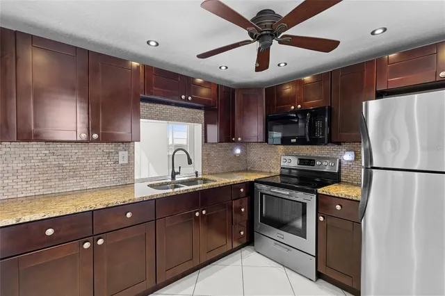 a view of livingroom with furniture