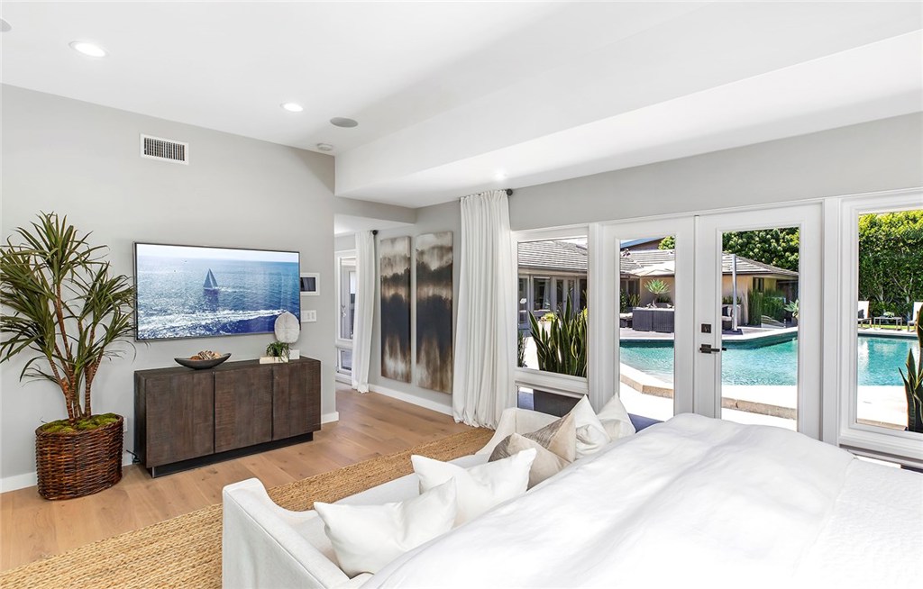 2526 Monaco Drive Laguna Beach, CA 92651 - Photo 24 of 59 a living room with furniture and a flat screen tv