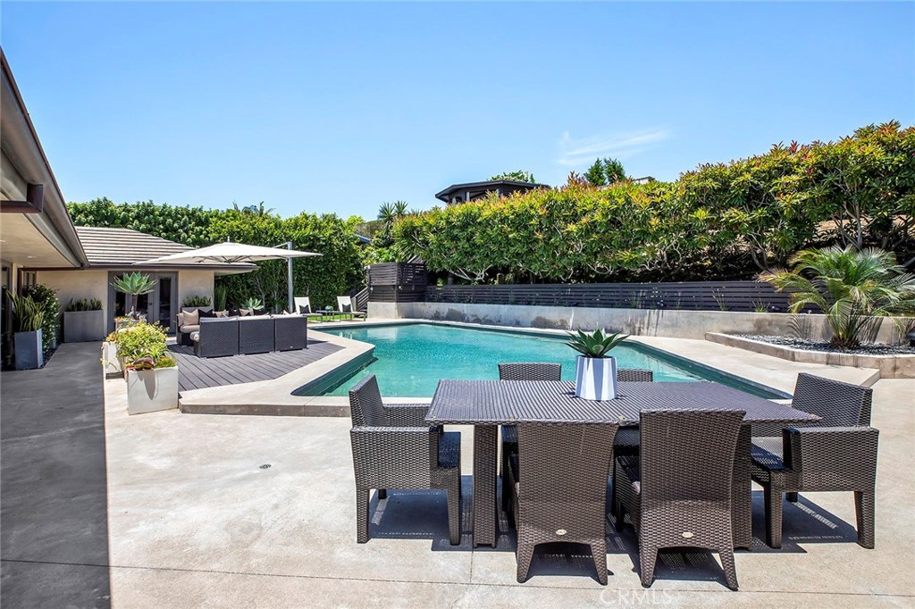 2526 Monaco Drive Laguna Beach, CA 92651 - Photo 44 of 59 a patio with table and chairs