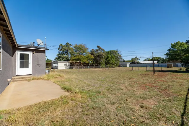 a view of a yard with a house