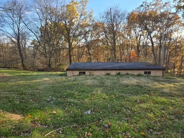 a view of a backyard