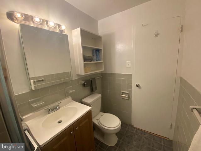 1121 Arlington Boulevard, Unit 325 Arlington, VA 22209 - Photo 18 of 39 a bathroom with a sink toilet and mirror