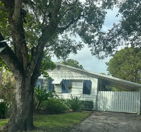 a view of a back yard