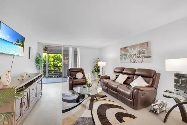 $250,000 | 23247 Barwood Lane North, Unit 305, Boca Raton, FL 33428