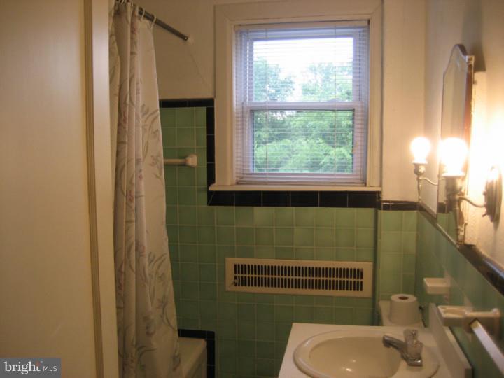 2646 Lenape Road Philadelphia, PA 19131 - Photo 19 of 25 Bathroom