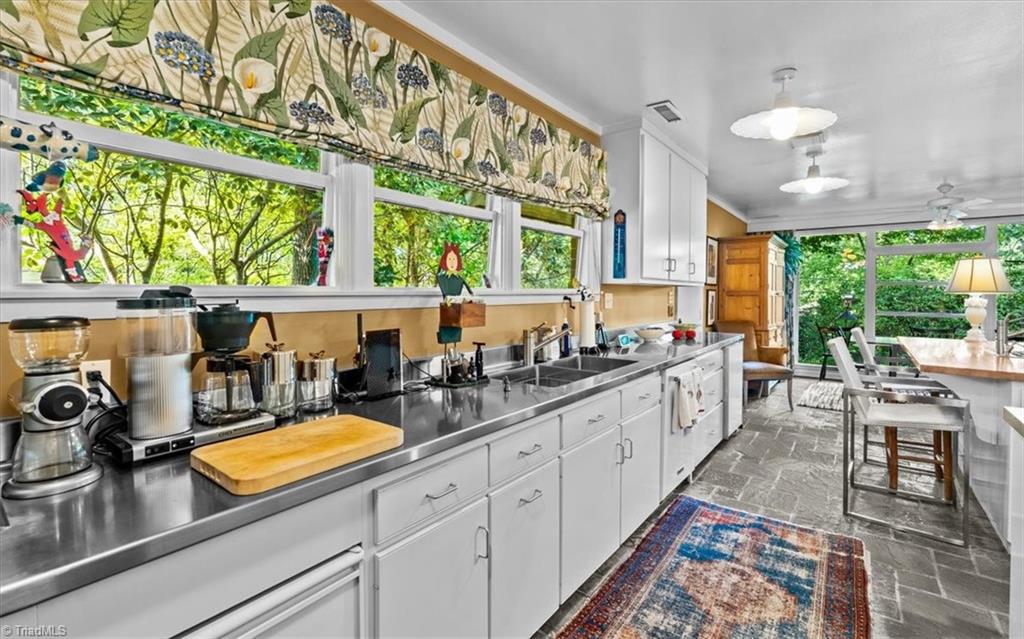 1905 Huntington Road Greensboro, NC 27408 - Photo 15 of 47