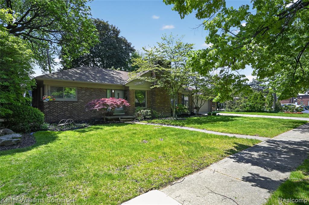1681 Oxford Road Grosse Pointe, MI 48236 - Photo 2 of 25