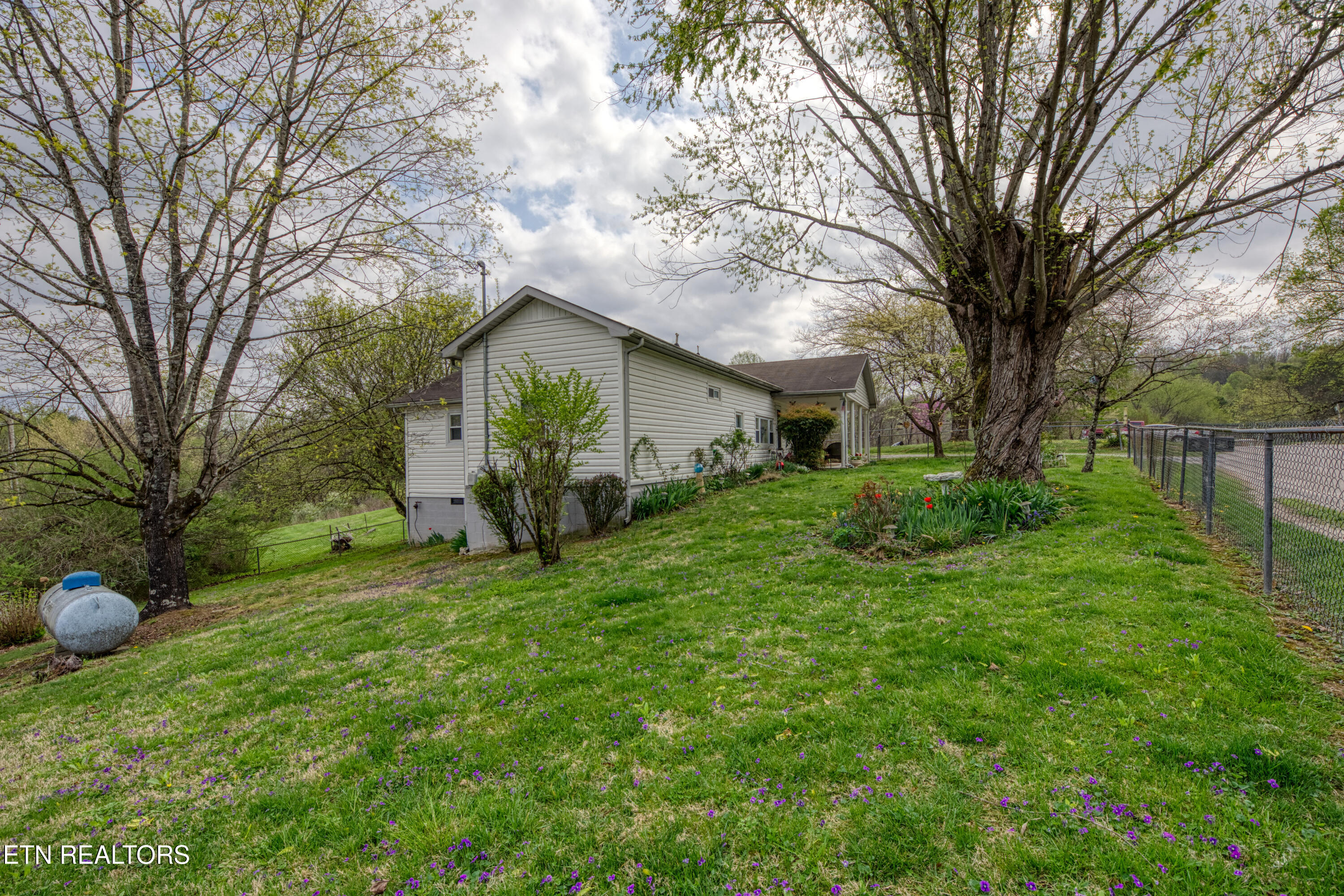 219 Davis Road La Follette, TN 37766 - Photo 6 of 27 0H3A7157_6