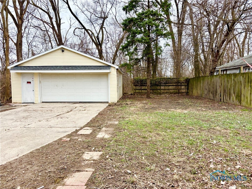 2097 Maginnis Road Oregon, OH 43616 - Photo 33 of 39 Privacy fence.