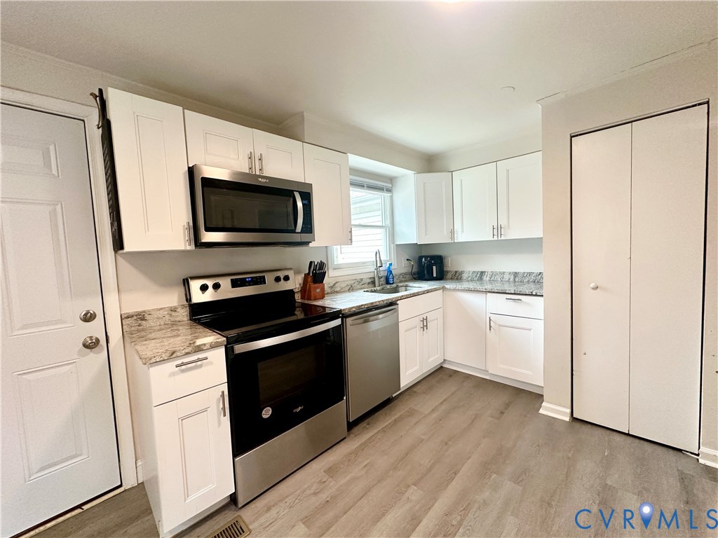 7406 Stubbs Bridge Road Spotsylvania, VA 22551 - Photo 7 of 13 a kitchen with a stove a sink and a microwave