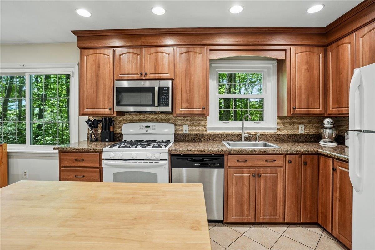 165 Tory Road Manchester, NH 03104 - Photo 8 of 36