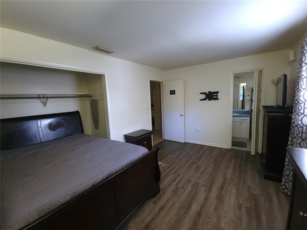 516 B Track Run Ocala, FL 34472 - Photo 18 of 41 a bedroom with a bed and a television