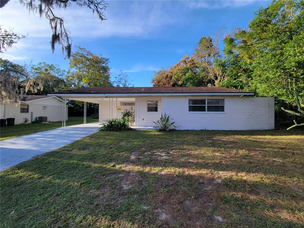 516 B Track Run Ocala, FL 34472 - Photo 2 of 41 a front view of a house with a garden