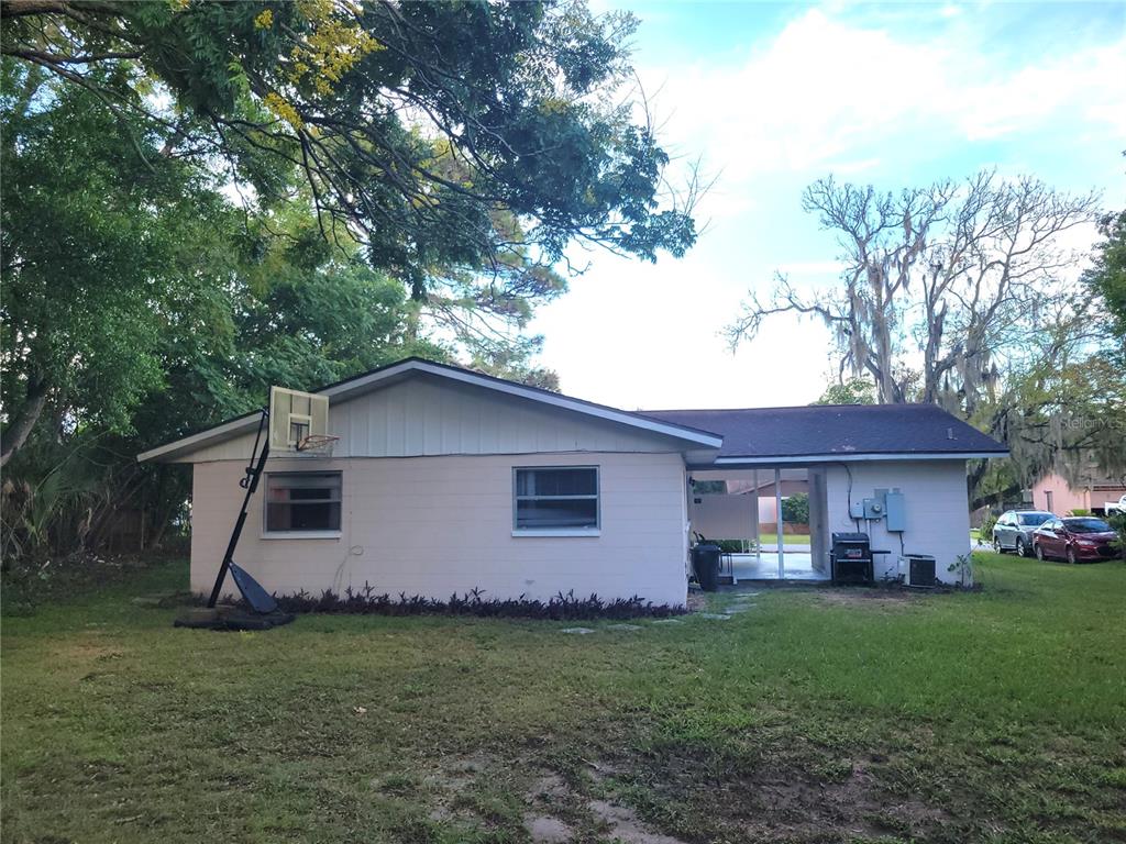 516 B Track Run Ocala, FL 34472 - Photo 33 of 41 a view of a backyard with plants and large tree