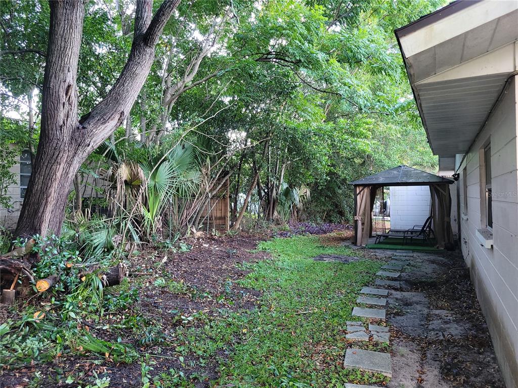 516 B Track Run Ocala, FL 34472 - Photo 38 of 41 a backyard of a house with seating space