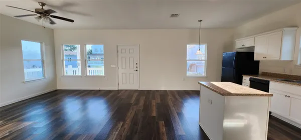 $1,550 | 6206 Lacey Oak Drive, Hitchcock, TX 77563
