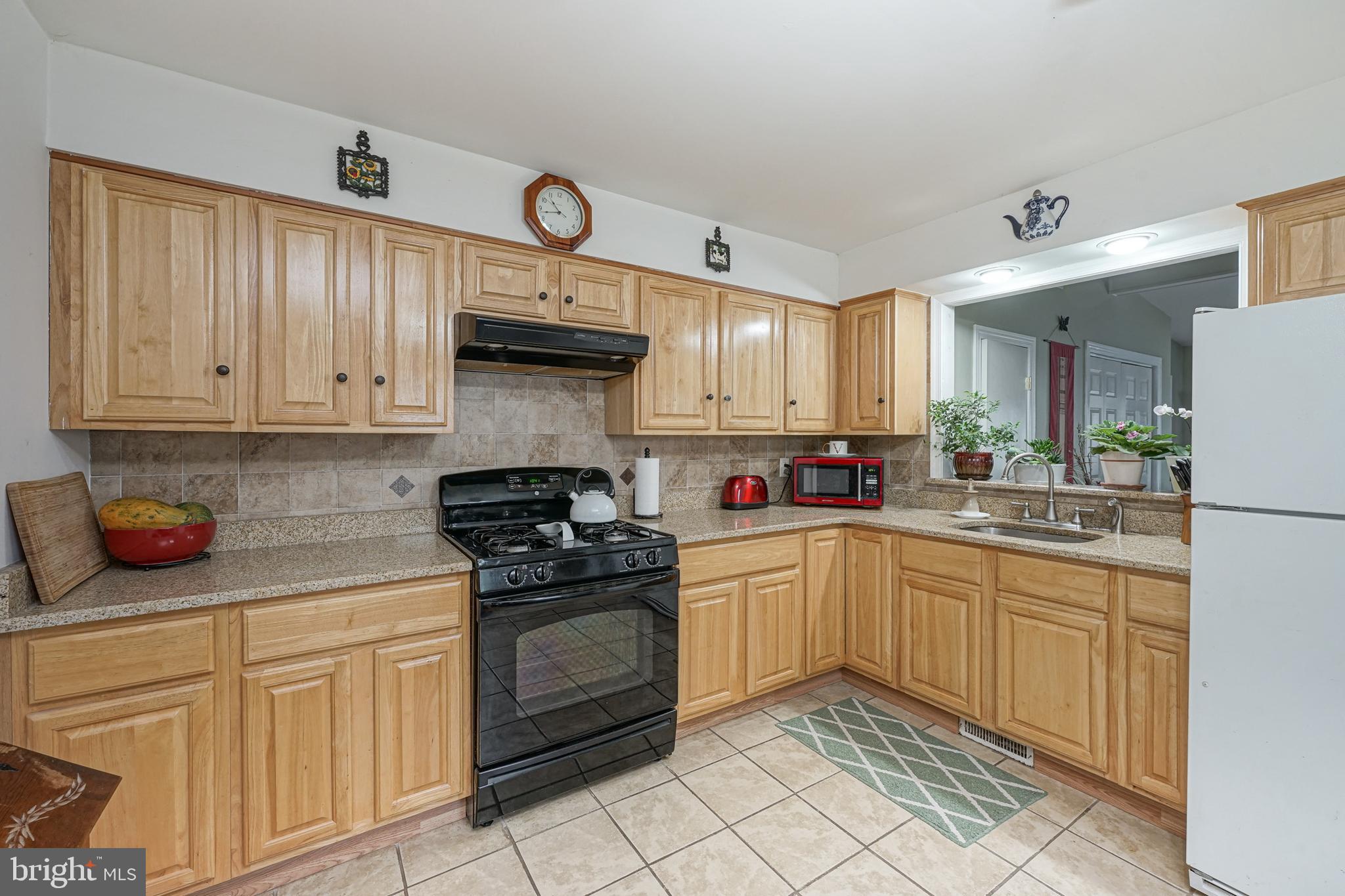 612 Cornwall Road Sewell, NJ 08080 - Photo 8 of 35 Kitchen w/Granite Countertops