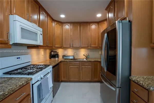 $6,000 | 31 Southwest 6th Street, Hallandale Beach, FL 33009