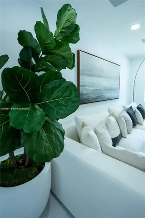 $6,000 | 31 Southwest 6th Street, Hallandale Beach, FL 33009