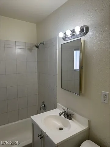 $975 | 231 North 14th Street, Unit D, Las Vegas, NV 89101