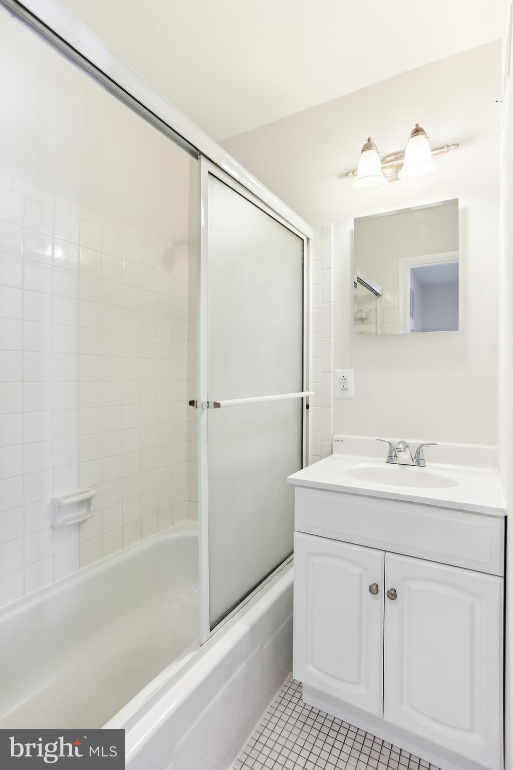 33 Timber Rock Road Gaithersburg, MD 20878 - Photo 33 of 43 Second full bath w/ tub