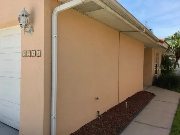 a view of empty room with window