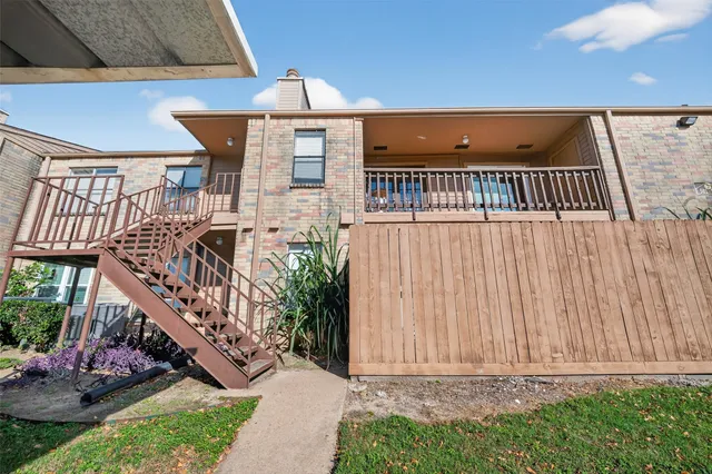 $1,350 | 10555 Turtlewood Court, Unit 511, Houston, TX 77072