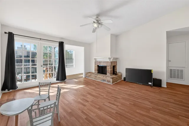 $1,350 | 10555 Turtlewood Court, Unit 511, Houston, TX 77072