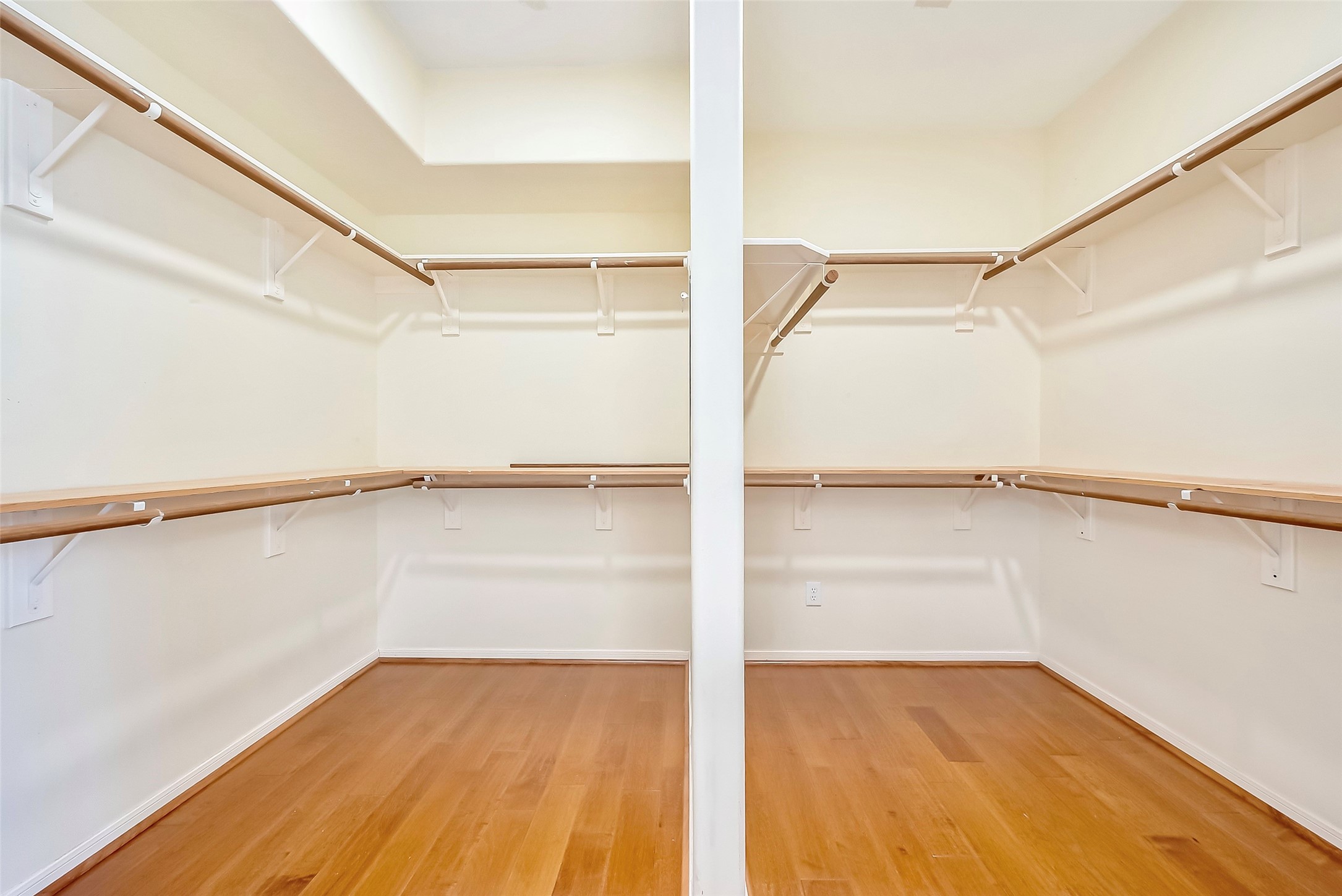 5506 Flower Grove Court Rosharon, TX 77583 - Photo 19 of 30 Walk in closet space