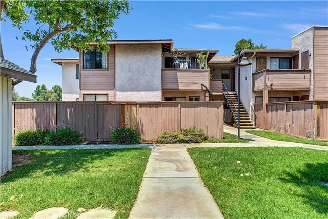 $325,000 | 1315 Massachusetts Avenue, Unit 204, Riverside, CA 92507