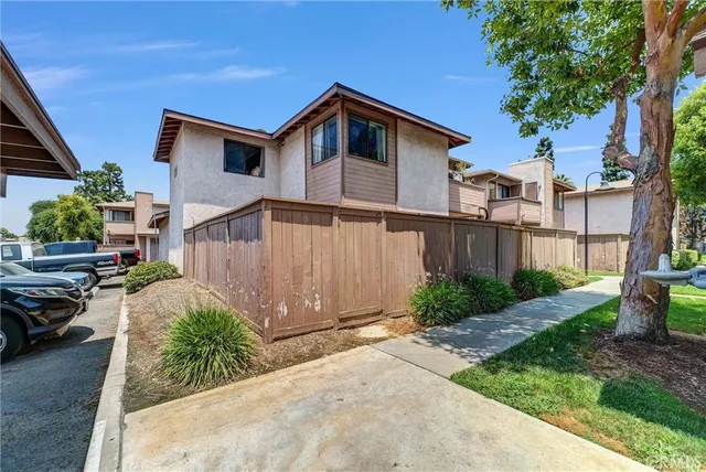$325,000 | 1315 Massachusetts Avenue, Unit 204, Riverside, CA 92507
