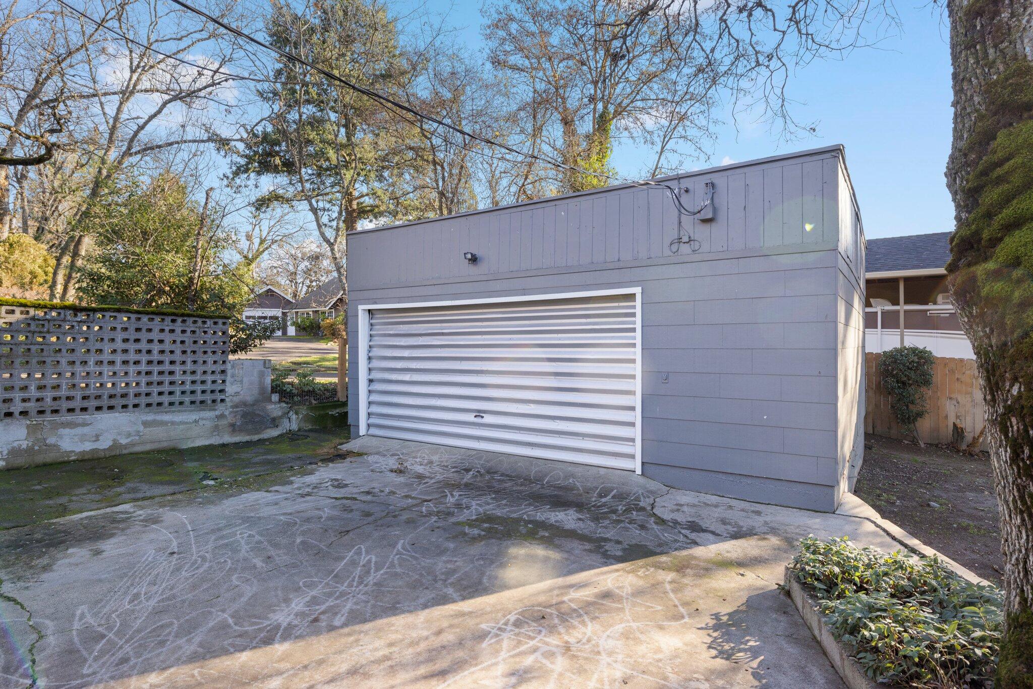 2418 Hillcrest Road Medford, OR 97504 - Photo 21 of 25 2 car garage?? Workshop?? Gym?? Office?? ADU??