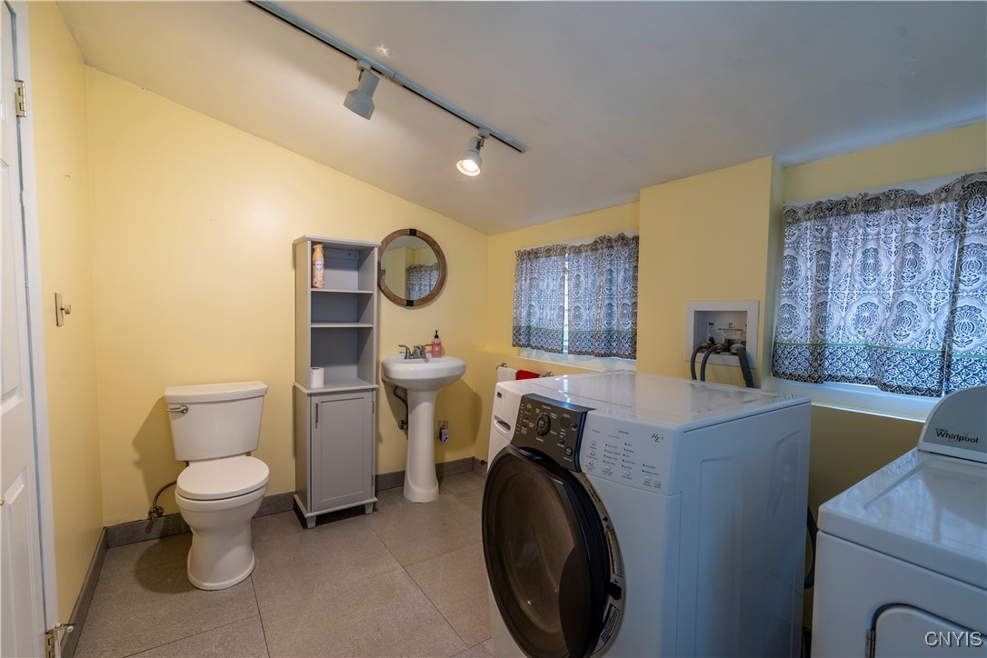 5039 Briarledge Road Syracuse, NY 13212 - Photo 18 of 43 half bath with FF laundry & seperate entrance to o