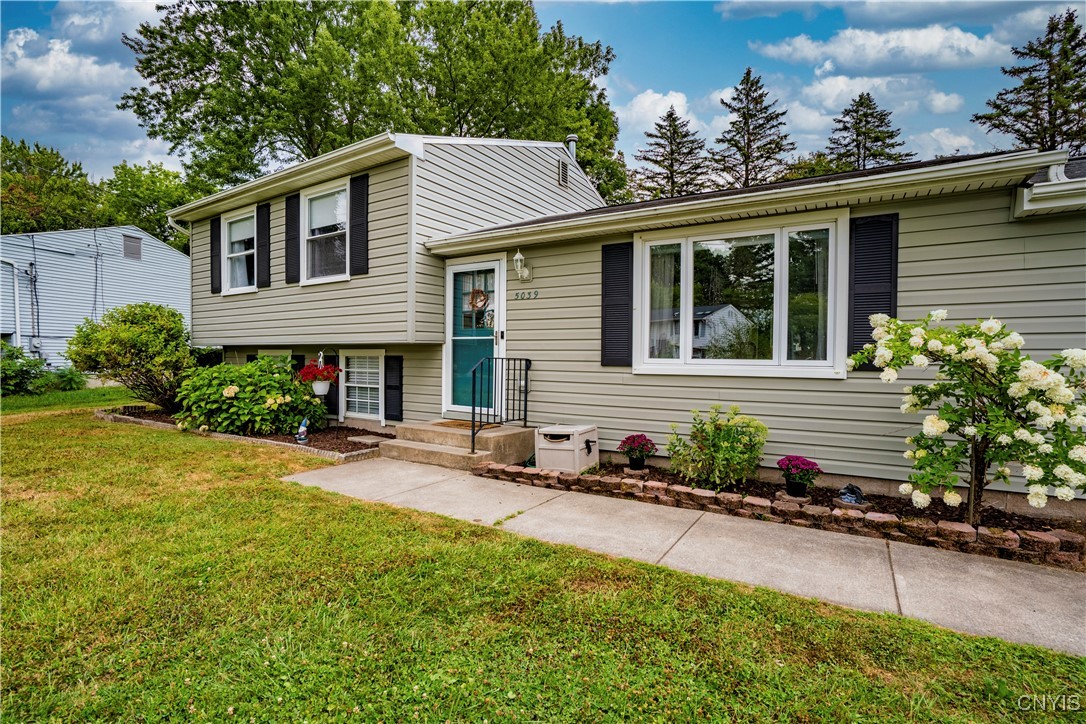 5039 Briarledge Road Syracuse, NY 13212 - Photo 2 of 43