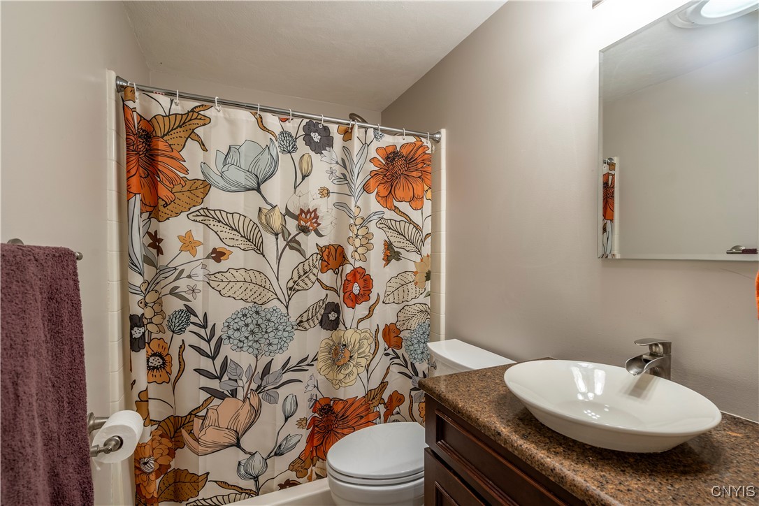 5039 Briarledge Road Syracuse, NY 13212 - Photo 32 of 43 full bath on 2nd floor