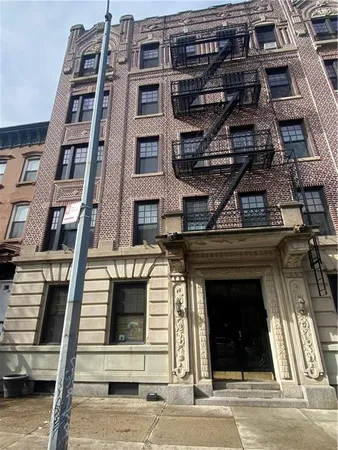 $649,000 | 116 Cambridge Place, Unit 2B | Clinton Hill