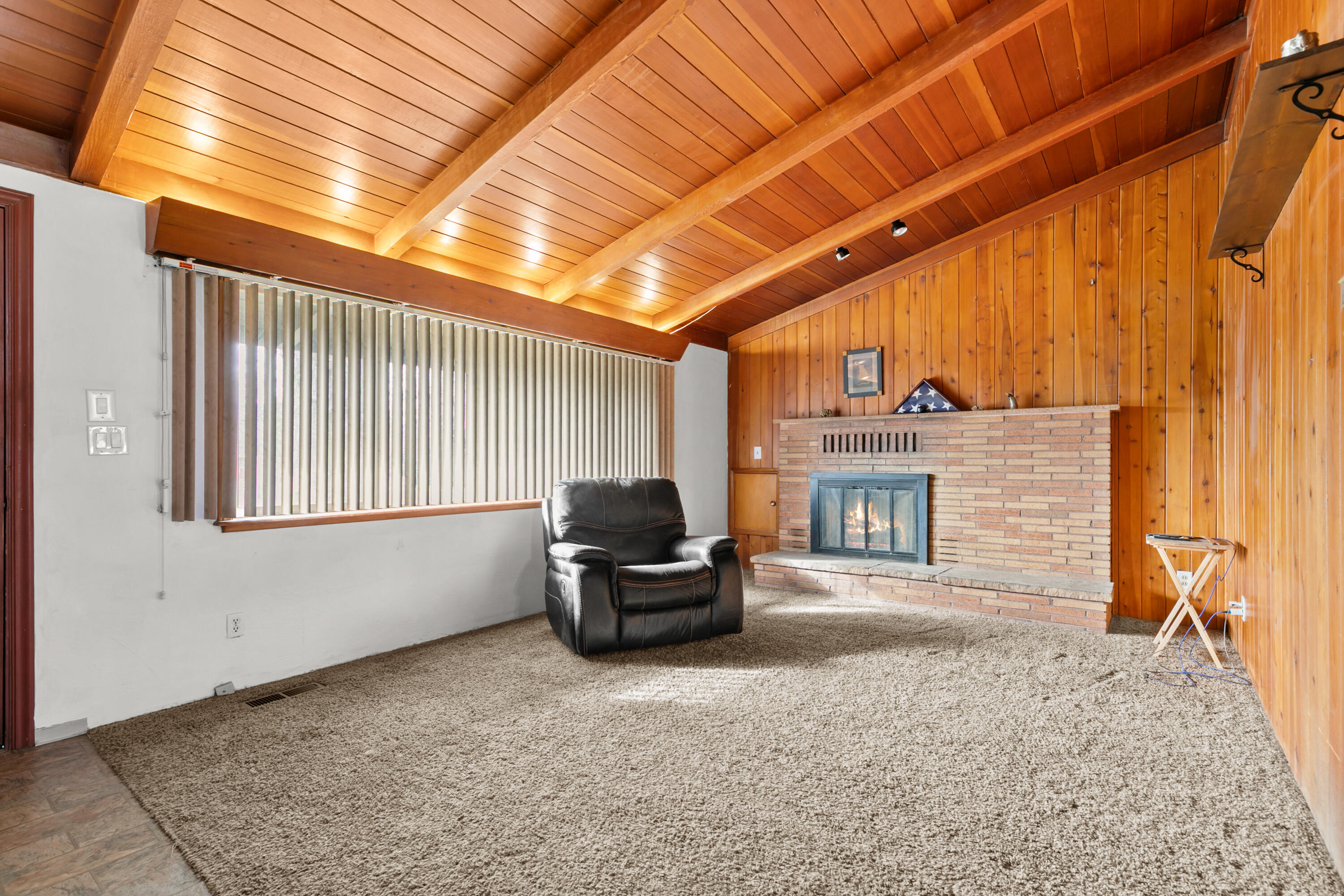 348 North 6th Street Central Point, OR 97502 - Photo 4 of 24 Living room