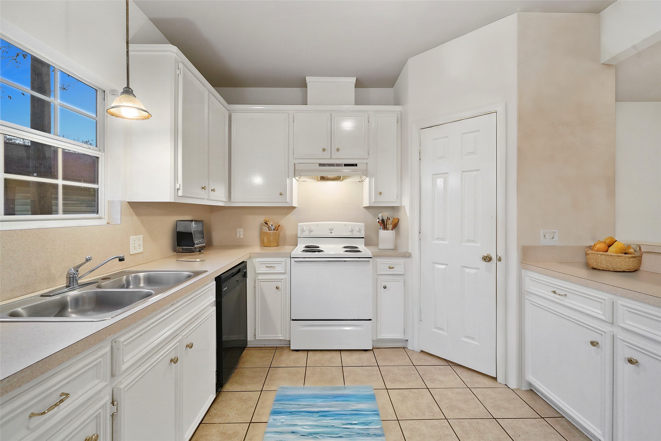 5502 Finch Street, Unit B Houston, TX 77028 - Photo 11 of 37 a kitchen with a sink cabinets and window