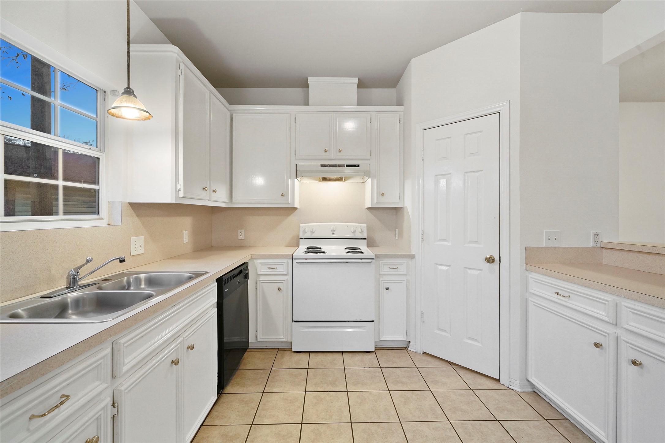 5502 Finch Street, Unit B Houston, TX 77028 - Photo 12 of 37 a kitchen with a sink cabinets and window